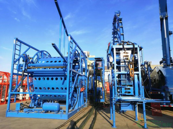 中國首套(tào)3.5寸(cùn)大管徑連續(xù)油管作業橇組(zǔ)在南海油(yóu)田成(chéng)功應用 中國首套3.5寸大管(guǎn)徑連續油管作業橇組(zǔ)在南海油田成功應用