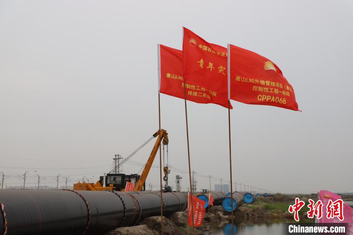 國內最大口徑最長距離管(guǎn)道海底定(dìng)向鑽穿越成功2019.11.19 國內最大口徑最長距離管道海底定向鑽穿越成功2019.11.19