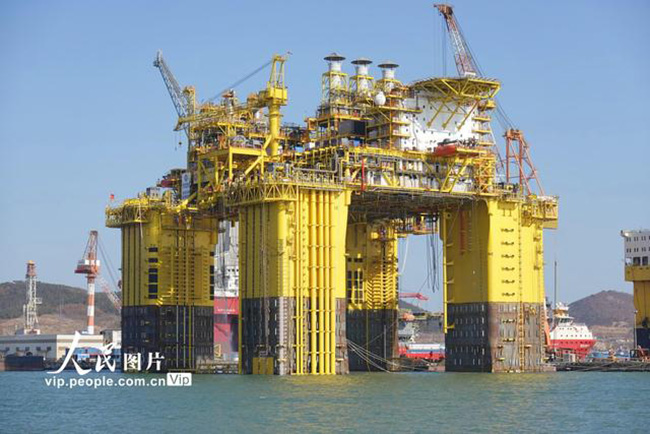 全球首座十萬噸級深水半潛式生產儲油平(píng)台(tái)“深海(hǎi)一號(hào)”能源站在山東煙台交付 全(quán)球首座十萬噸級深水半潛式生產儲油平台“深海一號”能源站在山東煙台交付