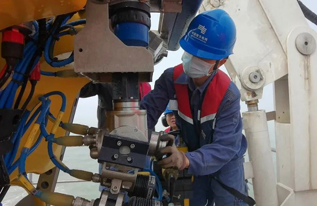 打(dǎ)破國外技術壟斷!南網超高壓首(shǒu)次自主完成國內500千伏海底電纜拋石保護 打破國外技術壟斷!南網超高(gāo)壓首次自(zì)主完成國內500千(qiān)伏海底電纜拋石保護