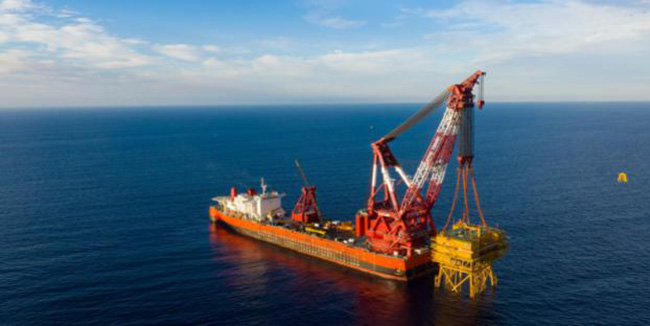 國內最(zuì)大(dà)的海上風電“心髒”完成吊裝 國內最大的海上風電“心髒”完成吊裝