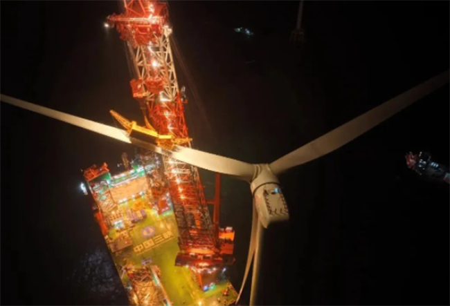 國內首台！“白鶴灘”號完成13MW海上風機吊裝