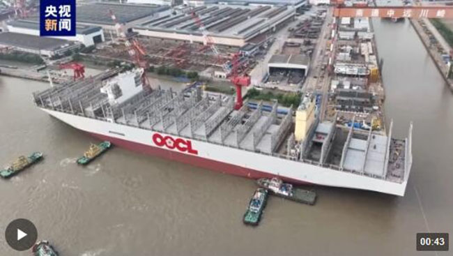 399.99米長！全球最大集裝箱船完成出（chū）塢
