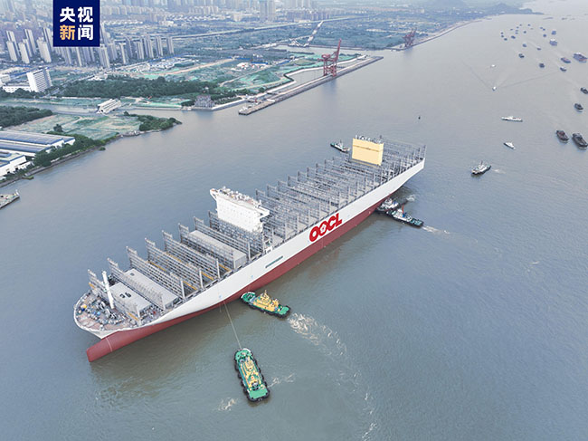 399.99米長！全球最大集裝箱船完成出塢