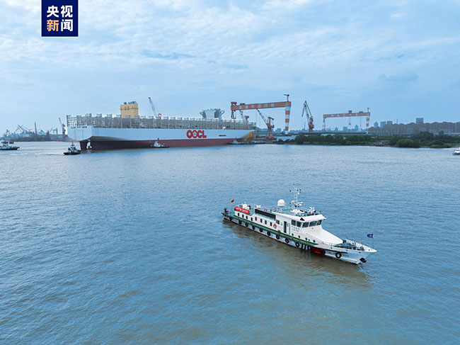 399.99米長！全球最大集裝箱船完成出塢