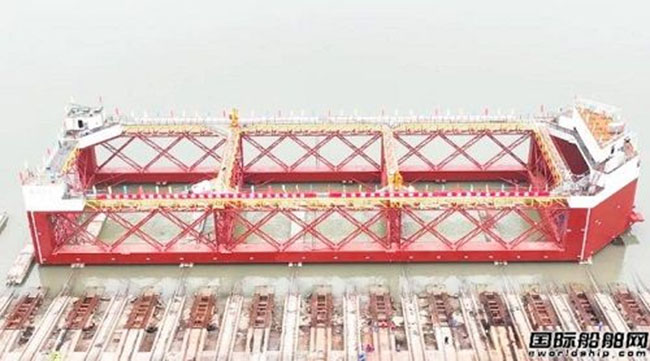 國(guó)內首個吸力錨樁單(dān)點定位係泊養殖平台“台山1號”交付 國內(nèi)首個吸力錨樁單點定位係泊養殖平台“台山1號”交付