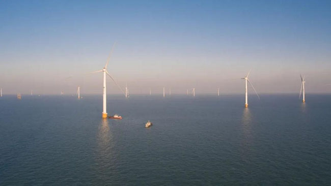 海南首座（zuò）！三航局華能（néng）臨高（gāo）海上風（fēng）電場項目海上（shàng）升壓站吊裝圓（yuán）滿完成