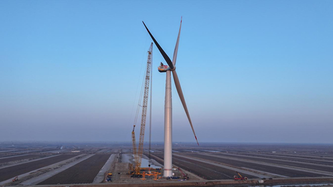 中國中車“啟航號”20MW漂浮式(shì)海上風(fēng)電(diàn)機組成功吊裝 中國中車“啟航號”20MW漂浮式海上風電機組成功吊(diào)裝(zhuāng)