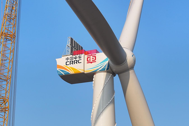 中國中車“啟航(háng)號”20MW漂浮式海上風電機組成功吊裝 中國中車(chē)“啟航號”20MW漂浮(fú)式海上(shàng)風電機組(zǔ)成功吊裝
