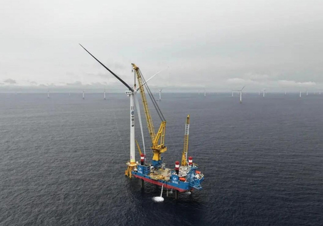 全球首(shǒu)個應用±500kV柔性直流輸電(diàn)技術海上風電項目實現首台(tái)風機(jī)吊裝 全球首個應用±500kV柔性直流輸電技(jì)術海上風電項目實現首台風機(jī)吊裝