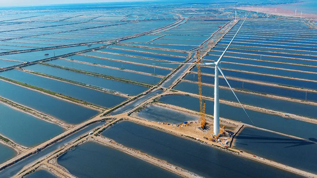 高鐵可靠性基因賦能,中車株洲所12MW海上雙饋風(fēng)電機組成功吊裝 高鐵可靠性基因賦能,中車株洲所12MW海上雙饋風電機組成功(gōng)吊裝