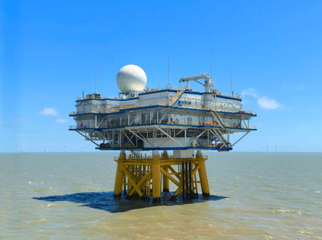 我國首個搭載氣象雷達的(de)海上升壓站安裝完成 我(wǒ)國首個搭載氣象(xiàng)雷達的(de)海上升壓站安裝完成