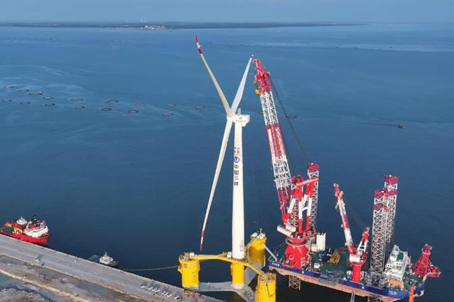 金風科技(jì)16MW漂(piāo)浮式風電機組成功吊裝 金風科技16MW漂浮式風電機組成(chéng)功吊裝