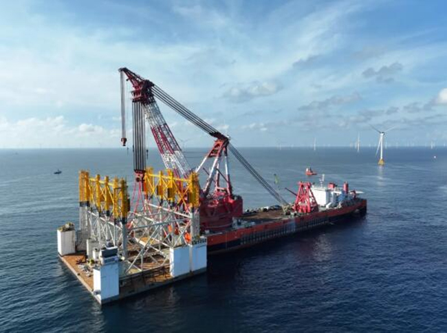 “海上大力士”“振華(huá)30”輪完成國內首個萬噸級海上鋼結構安裝(zhuāng)工程 “海(hǎi)上大力士”“振華30”輪完(wán)成國內首個萬噸級海上鋼結構安裝工程
