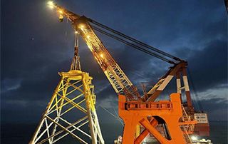 我國首個離岸最遠、單機容量最大的深水區海上風電（diàn）項目首台風機基礎導管架完成吊裝