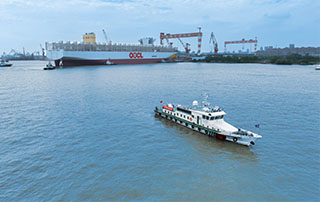 399.99米長！全球最大集裝箱船（chuán）完成出塢