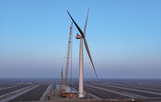 中國中車“啟航號”20MW漂浮式海上風電機組成功吊裝