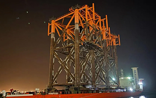 天津智（zhì）能（néng）製造基地最大導管架完成裝船作業
