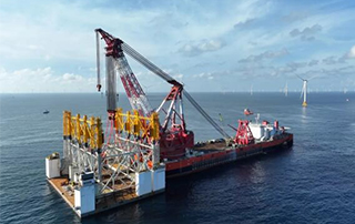 “海上大力士”“振華30”輪完成國內首個萬噸級（jí）海上鋼結構安裝工程